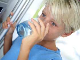 Все дети в современных школах должны иметь легкий доступ к свежей, прохладной питьевой воде