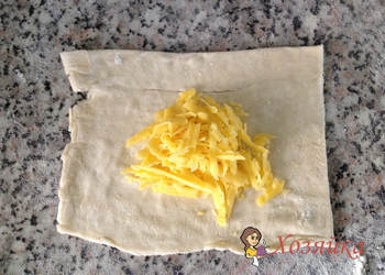 выложить сыр на тесто
