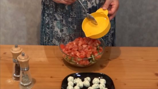 Овощной салат с шариками из брынзы