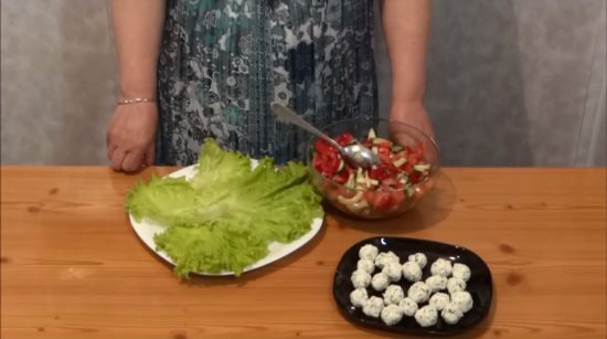 Овощной салат с шариками из брынзы