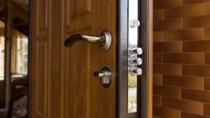 Как надёжно защитить дом? Установить металлические двери! 