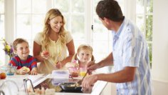 Как накормить семью быстро и сытно? Варианты завтрака для работающей мамы 
