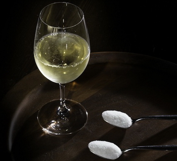 Как подсластить домашнее вино из вишни, черной смородины и малины