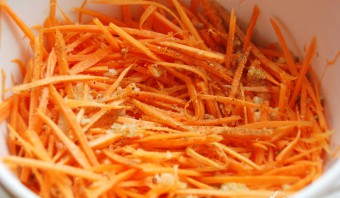 Как нарезать морковь соломкой: несколько удобных способов 