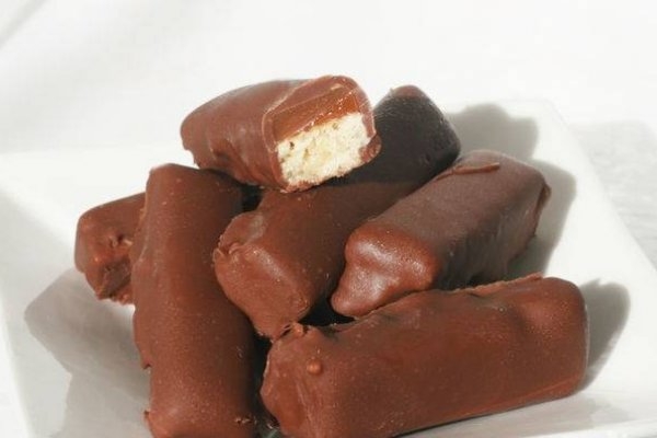 Конфеты с карамелью и печеньем в шоколадной глазури