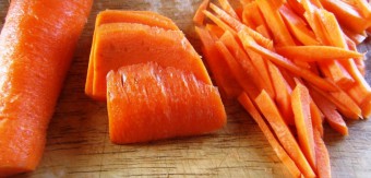 Как нарезать морковь соломкой: несколько удобных способов 