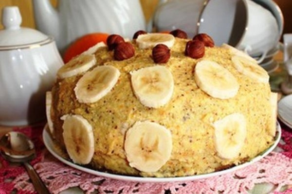 Апельсиновый торт с лесными орехами и бананом