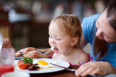 Как приучить ребенка есть полезные продукты? 
