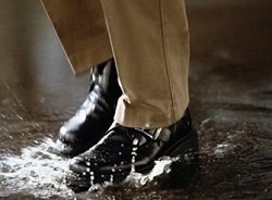 Как защитить обувь от промокания в дождливую погоду?