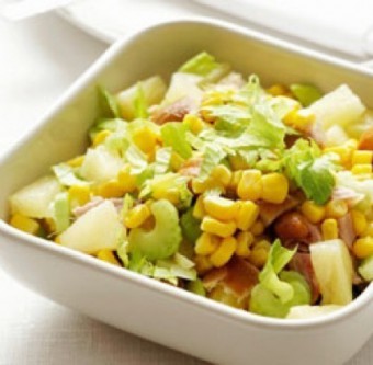 Вкусный салат из курицы с кукурузой, грибами, помидорами – рецепты 
