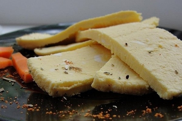Творожный сыр из кефира и паприки