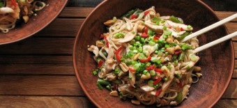 Китайская лапша с курицей и овощами: рецепт на любой случай жизни