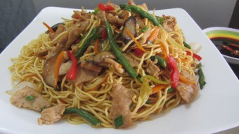 Китайская лапша с курицей и овощами: рецепт на любой случай жизни