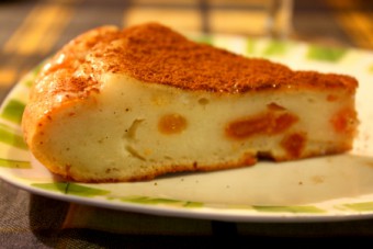 Пирог из простокваши – быстрый рецепт с вареньем в духовке и мультиварке