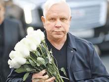 Немощный Моисеев в Кремле не донес цветы до Пугачевой