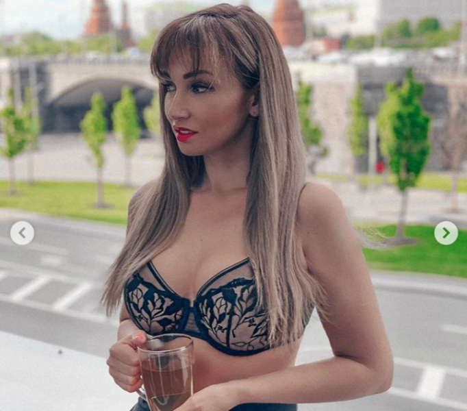 41-летняя Анфиса Чехова оскандалилась, оголившись на фоне Кремля