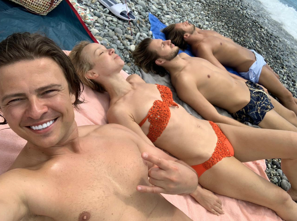 Новости дня: Полуголую Цимбалюк-Романовскую застукали на пляже с любовником и двумя его друзьями