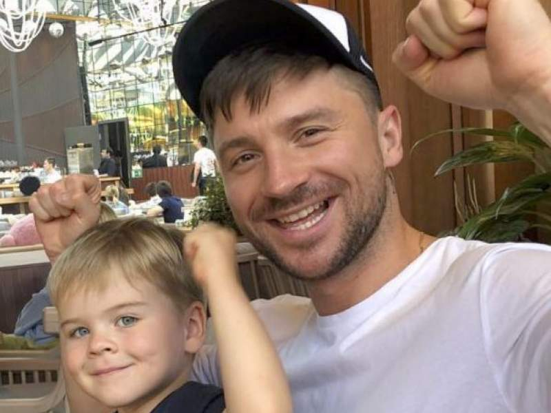 Новости дня: "Живы и счастливы": Лазарев отвел сына в магазин с одеждой для геев