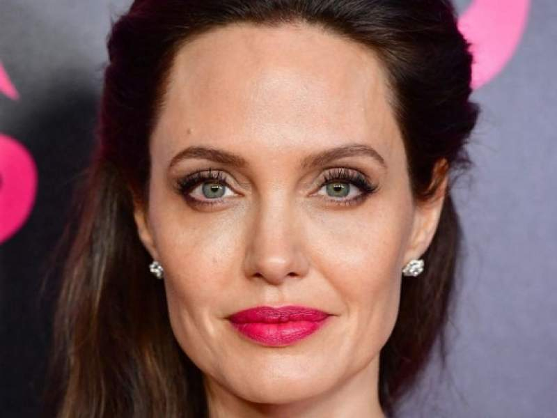 Новости дня: Анджелина Джоли показала увеличенную грудь без белья