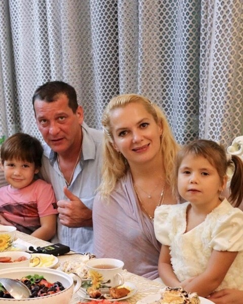 Новости дня: Мария Порошина подогрела слухи об отце своего пятого ребенка, выложив "семейное" фото с известным актером