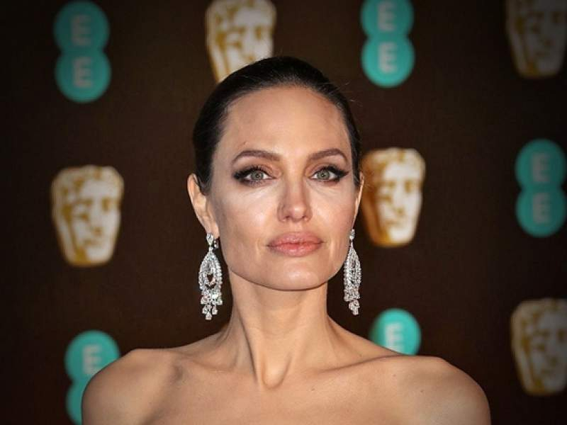 Новости дня: Анджелина Джоли полностью обнажилась для рекламы, "взорвав" Сеть