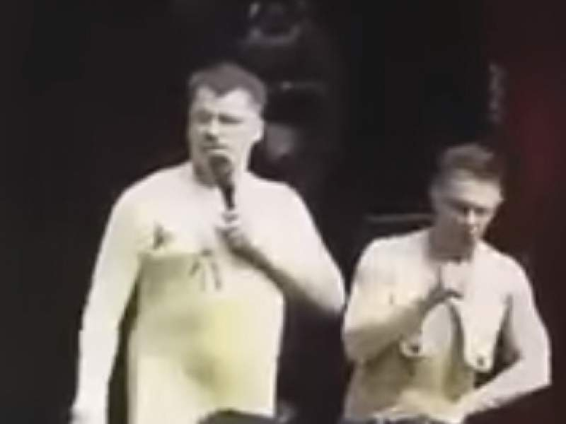Новости дня: "За такой юмор только в ад":  Харламов и Батрутдинов в "голых" костюмах шокировали фанатов пошлостью на сцене