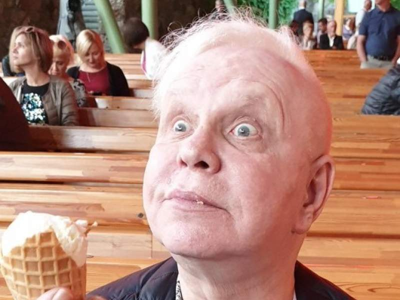Новости дня: "Живет на пенсию": разбитого инсультом Моисеева бросили в его квартире