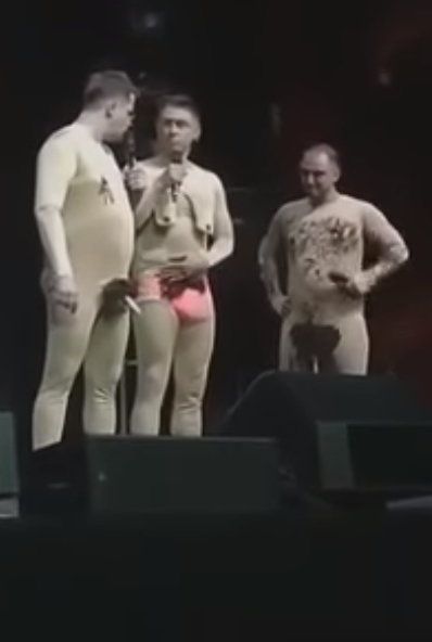 Новости дня: "За такой юмор только в ад":  Харламов и Батрутдинов в "голых" костюмах шокировали фанатов пошлостью на сцене