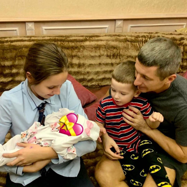 Новости дня: Дочь Юлии Началовой взяла на руки новорожденную сестру