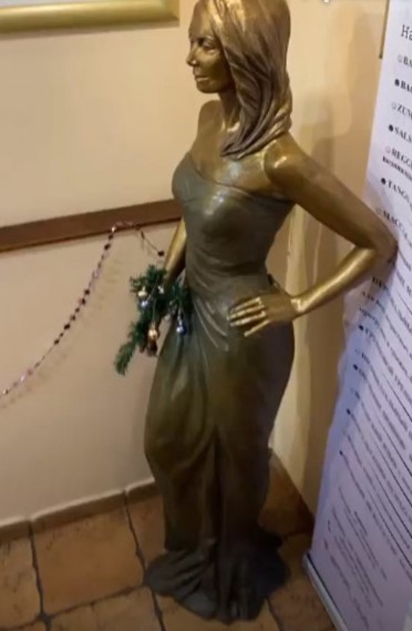 Новости дня: Могильный памятник Фриске в кафе возмутил ее сестру
