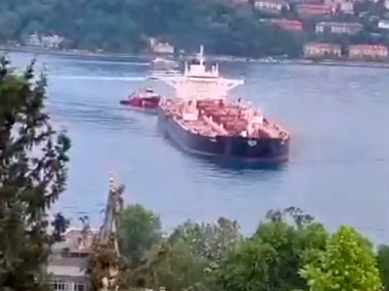 Остановлено движение в проливе Босфор из-за аварии на танкере, потерявшем управление