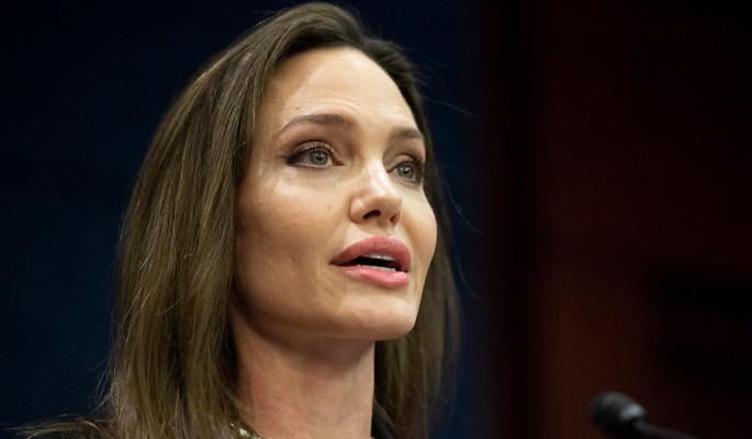 Скрюченной в три погибели двуполой дочери Джоли вынесли вердикт: Есть шансы