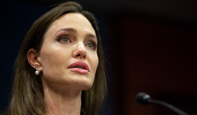 Начала душить: Вскрылась сенсационная информация о драке Джоли и Питта