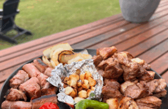 Быстрый способ накрыть стол, когда друзья собираются в гости