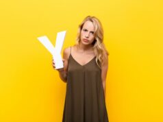 Чешется правая грудь: народные приметы и причины