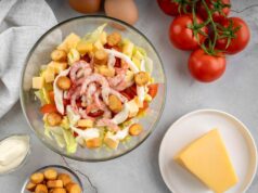 Салат с консервированными шампиньонами и ветчиной