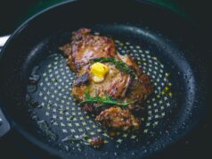 Отбивная из свинины с луком на сковороде