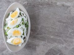 Салат с огурцом, капустой и яйцом