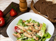 Салат с курицей, помидорами и сыром