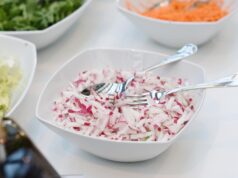 Рецепт салата «Нежность» с крабовыми палочками