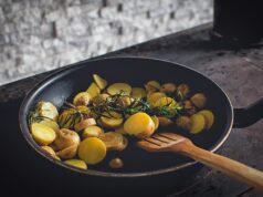 Жареные маслята с картошкой на сковороде