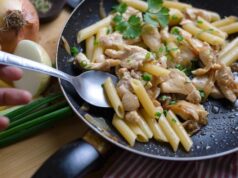 Тушенка с макаронами на сковороде