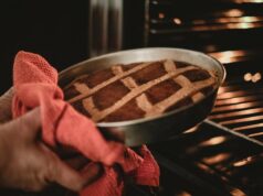 Шарлотка с яблоками: рецепт в духовке