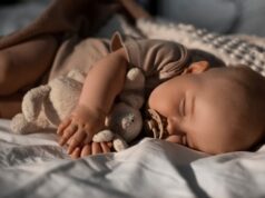 Малыш на руках во сне