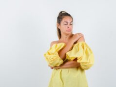 Чешутся плечи у девушки: народные приметы и суеверия