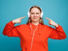 Почему значок наушников мигает без наушников