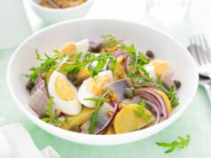 Салат из консервированной рыбы и картошки