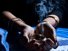 Тройка мечей мысли мужчины в Таро