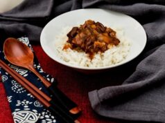 Рис с тушенкой на сковороде