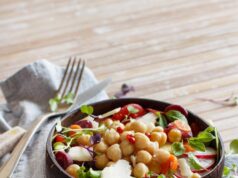 Салат с фасолью без колбасы